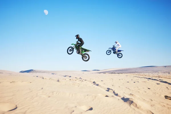 Мотоцикл Пустыня Гонки Прыгать Воздухе Конкуренции Трюк Открытом Воздухе Производительности — стоковое фото