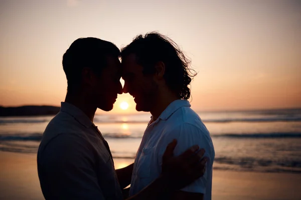 Ηλιοβασίλεμα Αγκαλιά Και Gay Άνδρες Στην Παραλία Σιλουέτα Και Αγάπη — Φωτογραφία Αρχείου
