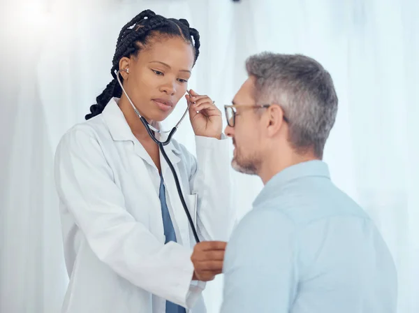 Ärztin Schwarze Frau Die Mit Stethoskop Den Herzschlag Des Patienten — Stockfoto