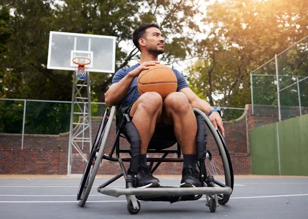 Sport Rullestol Mann Med Basketball Utendørs Banen Fitness Trening Kondisjon – stockfoto