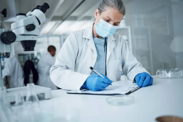 Senior Woman Science Lab Writing Research Notes Medical Analysis Scientist — Stock Photo, Image