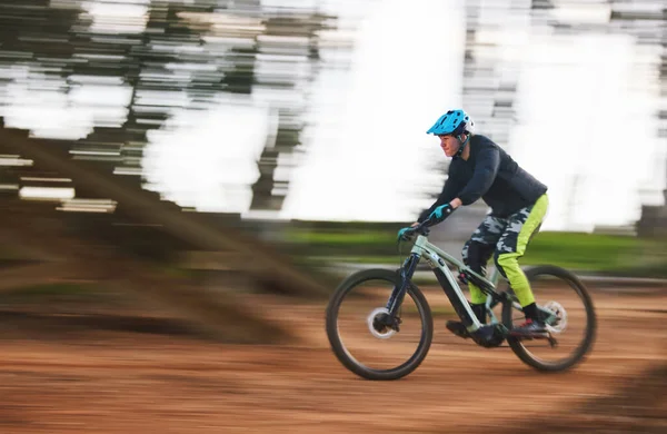 Bicicleta Hombre Velocidad Con Desenfoque Movimiento Bosque Para Deporte Carrera —  Fotos de Stock