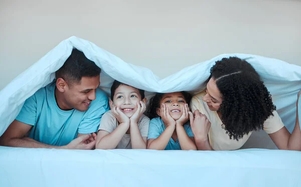 ブランケット 子供とベッドにいる両親は 朝に結合 質の高い時間と愛情を持っています 楽しさ 自宅でリラックスするために寝室の母親 子供の幸せな 愛と肖像画 — ストック写真