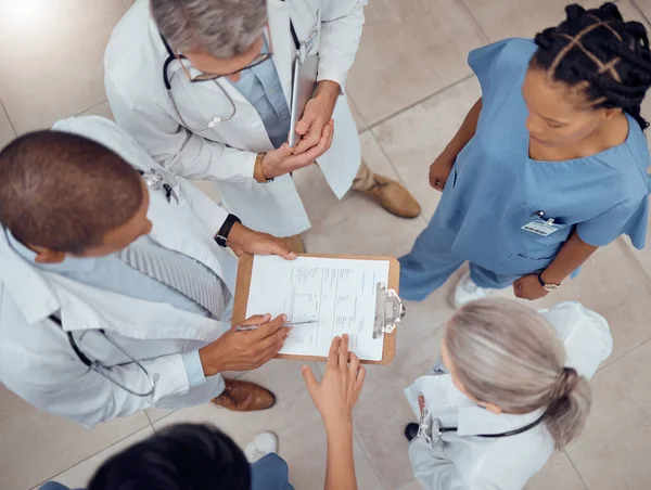 Grupo Médicos Enfermeiros Checklist Hospital Cima Reunião Planejamento Cirurgia Cronograma — Fotografia de Stock
