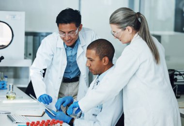 Tıbbi araştırma, tıp ve takım çalışması geliştirme için bilim laboratuvarında insanlar, tablet ve işbirliği. Olgun bilim adamı, akıl hocası ve DNA sağlık ve genetik mühendisliği teknolojisi.