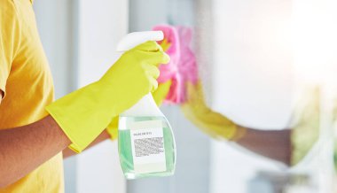 Bir evde cam, sprey ve el temizliği hijyen, mikrop koruması ve bakım ve kimyasal maddeler. Bakteri, hizmet ve temizlikçi veya temizlikçi eldivenli bir pencere üzerinde çalışıyor.