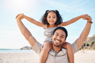 Uçak, portre ve baba sahilde bir kızla seyahat, özgürlük ya da yaz tatilinde eğlenmek için. Uçan, seven ve çocuklu bir ebeveyn Sırtına almak için, oyunlar ya da mutlu Cancun seyahatleri.