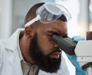 Bilim, mikroskop ve tıbbi araştırma, çalışma ya da analiz laboratuvarında bir adam. Yenilik, biyoteknoloji ve gelecekteki gelişim alanlarına sahip siyah bir erkek veya bilim adamının yüzü.