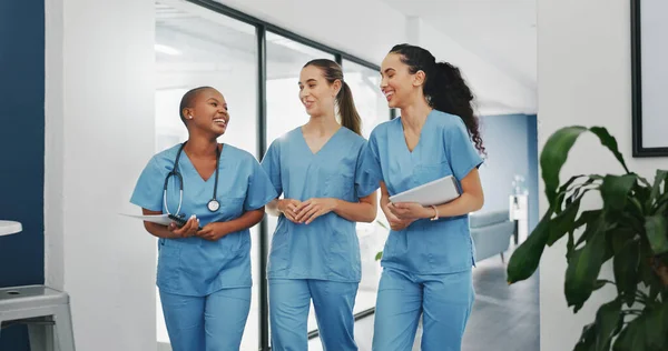 Enfermeiros Falantes Caminhadas Documentos Trabalho Equipe Hospitalar Colaboração Diversidade Ligação — Fotografia de Stock