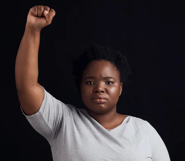 Retrato Mulher Séria Negra Fundo Estúdio Para Protesto Justiça Liberdade — Fotografia de Stock