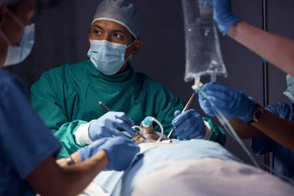 Chirurgie Samenwerking Man Chirurg Operatie Ziekenhuis Spoedeisende Hulp Deskundige Hulp — Stockfoto