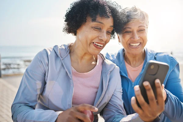 Oudere Vrouwen Telefoon Sociale Media Natuur Voor Een Praatje Melding — Stockfoto