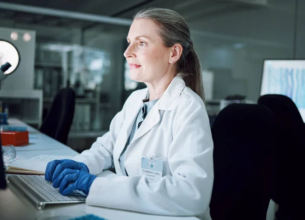 医学研究 薬局の健康のための科学実験室の女性 夜とキーボード 成熟した科学者 Dnaヘルスケアまたは遺伝子工学のための技術に遅れて働く人 — ストック写真