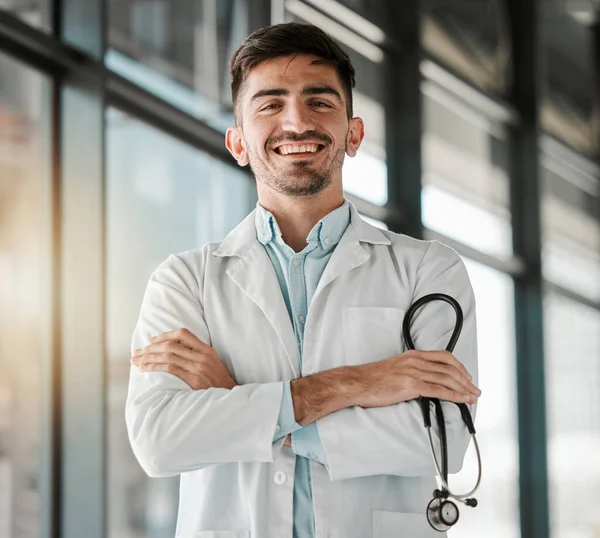 交叉的胳膊 快乐的男医生的肖像和听诊器在医院里 以医疗诊所为荣的自信 微笑和专业的年轻男性医务工作者或外科医生 — 图库照片