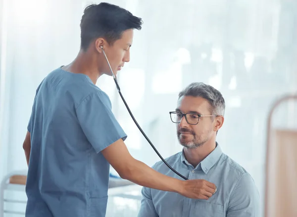 Arzt Asiatischer Mann Und Hört Mit Stethoskop Auf Den Herzschlag — Stockfoto
