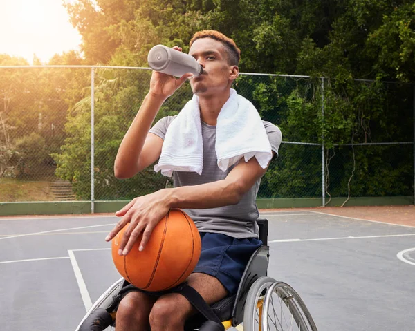 Basketbalspeler Drinkwater Man Rolstoel Voor Sportvakantie Rust Fitness Elektrolyten Het — Stockfoto