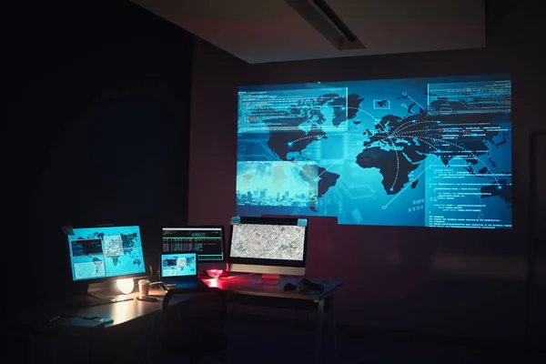 Ciemne Puste Biuro Komputer Globalnych Badań Lub Monitorowania Systemu Zbliżenie — Zdjęcie stockowe