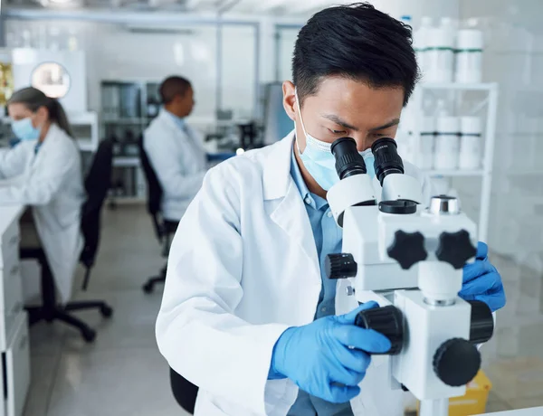 Microscoop Wetenschap Aziatische Man Met Masker Het Laboratorium Virusdeeltjes Medische — Stockfoto