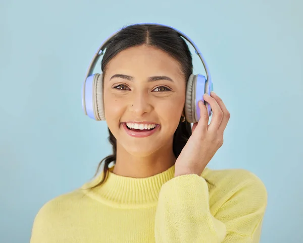 Portrait Happy Woman Headphones Mockup Studio Listening Podcast Mobile App — Stock Photo, Image