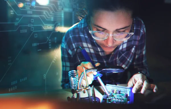 Kadın Mühendis Anakart Mikroçip Elektronik Veya Holografik Kaplamalı Lehimleme Demiri — Stok fotoğraf