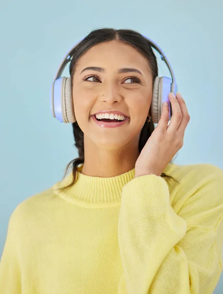 Kobieta Uśmiechem Słuchawki Makieta Studio Podcastu Aplikacja Mobilna Streaming Strony — Zdjęcie stockowe