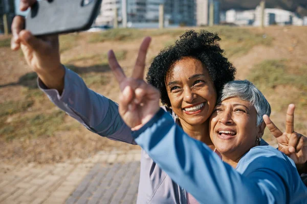 Arkadaşlar Olgun Kadınlar Parktaki Motivasyon Seyahat Hafızası Olan Açık Hava — Stok fotoğraf
