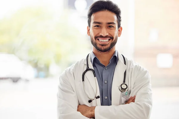 Sonrisa Retrato Hombre Asiático Médico Con Brazos Cruzados Hospital Para —  Fotos de Stock