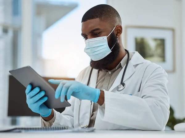 Lekarz Czarny Człowiek Tablet Biurze Przeglądu Medycznego Badania Danych Lub — Zdjęcie stockowe