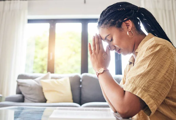 Bibel Anbetung Und Frau Beten Ihrem Wohnzimmer Hoffnung Hilfe Oder — Stockfoto