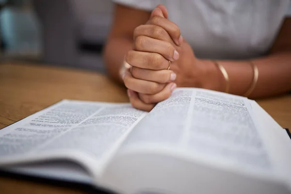 Mains Bible Femme Dans Prière Maison Apprentissage Lecture Jésus Foi — Photo