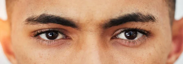 バナー クローズアップ 眼科用男性の目の肖像画 眼科またはマイクロブレーディング ヘルスケアまたはコンタクトレンズを備えた人または男性モデルのズーム 眉毛化粧品と顔 — ストック写真