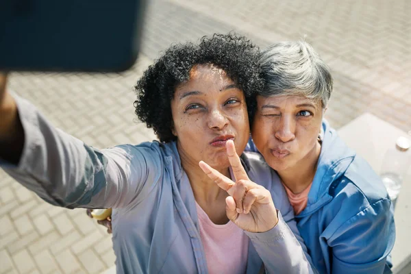 Femmes Âgées Selfie Paix Mains Clin Oeil Dans Une Ville — Photo