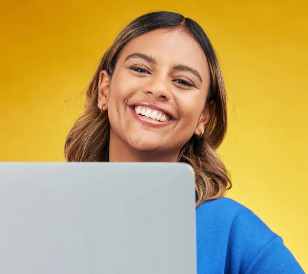 Senyum Laptop Dan Potret Wanita Dengan Latar Belakang Kuning Jaringan — Stok Foto