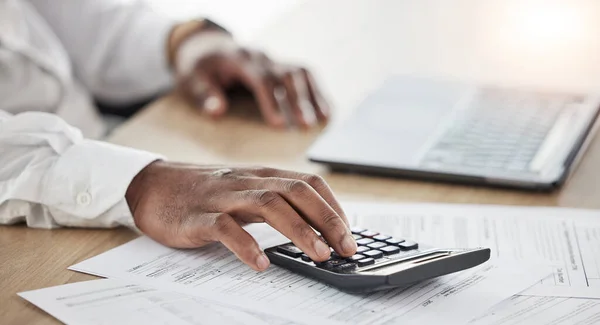 財務計画 税務管理 ラップトップのためのドキュメント ビジネス担当者 コンピュータと机上の予算 データ 会計の書類のための数字を持つ会計士または労働者 — ストック写真