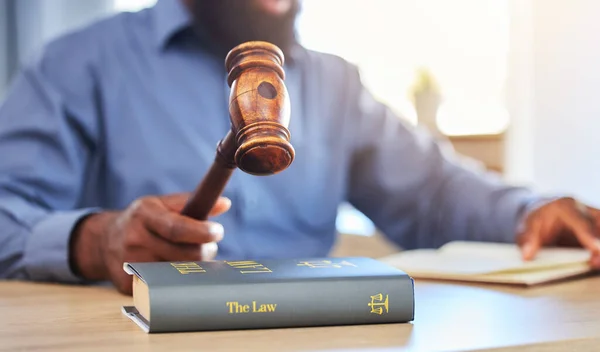 Hands Lawyer Gavel Books Office Attention Guide Justice Courtroom Law — Stock Photo, Image