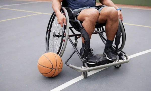Rolstoel Sport Man Met Basketbal Het Buitenterrein Voor Fitness Training — Stockfoto