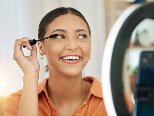 Smile House Woman Makeup Phone Influencer Review Social Media Blog — Stock Photo, Image