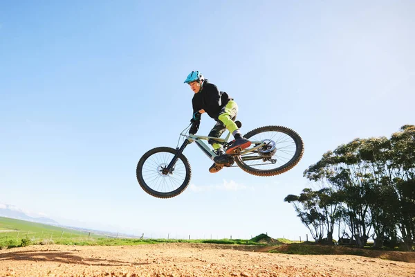 Mountain Bike Homem Saltar Céu Azul Para Ação Dublê Desempenho — Fotografia de Stock