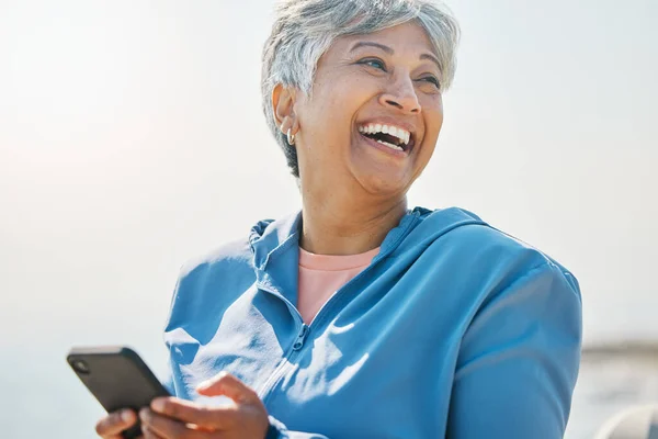 Heureux Drôle Forme Avec Vieille Femme Téléphone Pour Course Entraînement — Photo