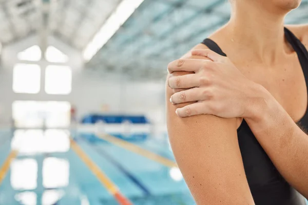Handen Verwondingen Schouderpijn Bij Het Zwembad Met Vrouw Training Oefening — Stockfoto