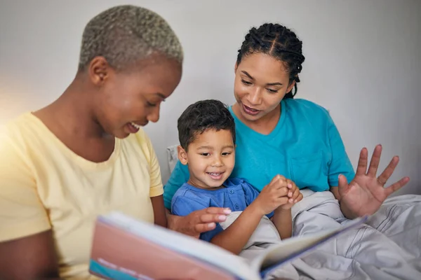 Leitura Família Lgbt Criança Com Livro Cama Para Conhecimento Educação — Fotografia de Stock