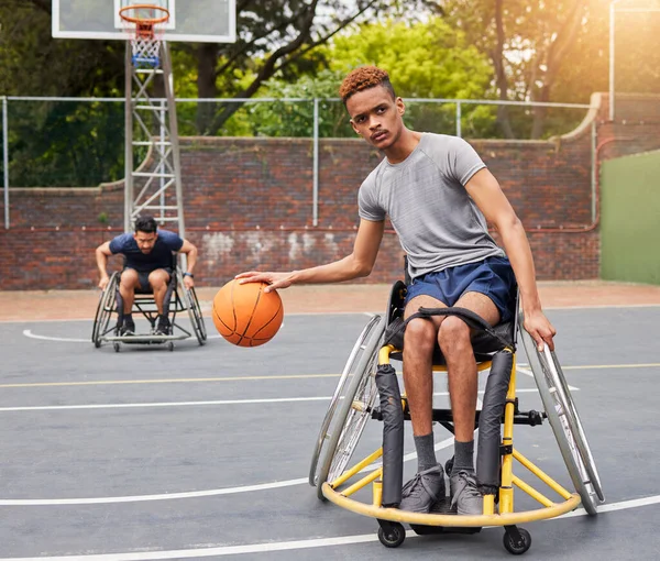 Sport Rolstoel Basketbalveld Mens Richten Zich Het Spelen Wedstrijd Uitdaging — Stockfoto