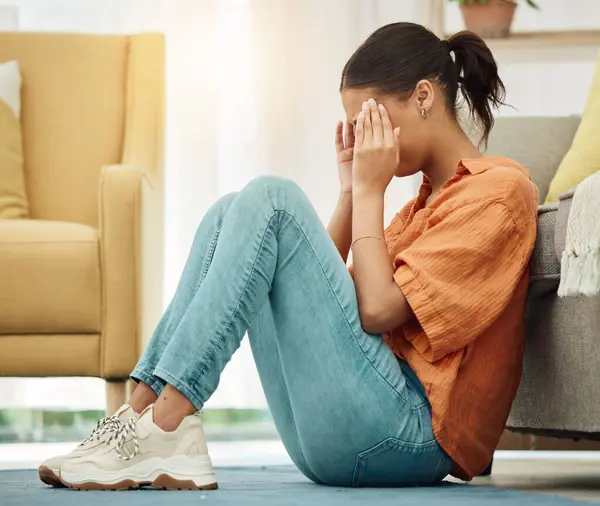 Huvudvärk Kvinna Och Stress Golvet Hemmet Med Ångest Depression Eller — Stockfoto