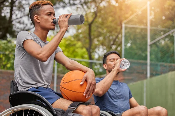 Mannen Een Rolstoel Basketbalspelers Drinkwater Voor Sportvakantie Rust Fitness Elektrolyten — Stockfoto