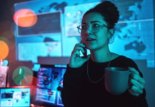 Gece Kahve Bir Kadın Bilgisayar Korsanı Ofisinde Siber Güvenlik Acil — Stok fotoğraf