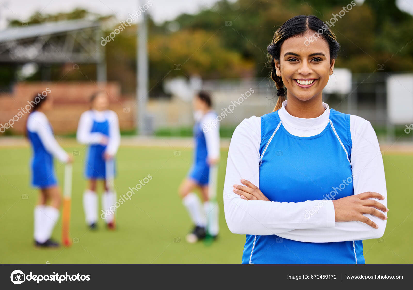 Jogador de hóquei em campo treinando e praticando o esporte na grama