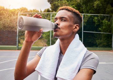 Açık hava, fitness ve suyla, eğitimle ya da vücut geliştirme egzersiziyle, spor amaçla ya da yorgunlukla. Sağlıklı, bitkin, sıvı, susuz ya da sahada spora susamış Afrikalı sporcu..