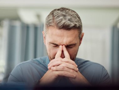 İş adamının yüzü, baş ağrısı ve borç stresi, tükenme ve borsa çöküşü hataları. İflas sorunu, şüphe ve depresyondaki kriz eksikliği endişesi olan hayal kırıklığına uğramış bir şirket yöneticisi..