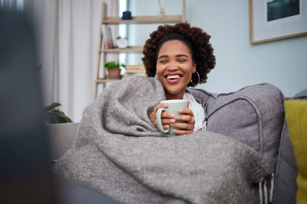 Laptop Kaffee Und Frau Mit Decke Auf Dem Sofa Lachen — Stockfoto