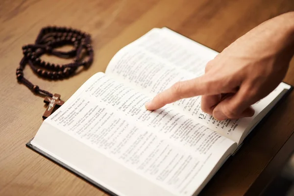 Hands Person Reading Bible Rosary Cross Praying Spiritual Faith Holy — Stock Photo, Image